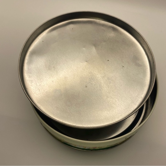 2/$20 | Vintage bunny rabbit tin - Picture 6 of 9